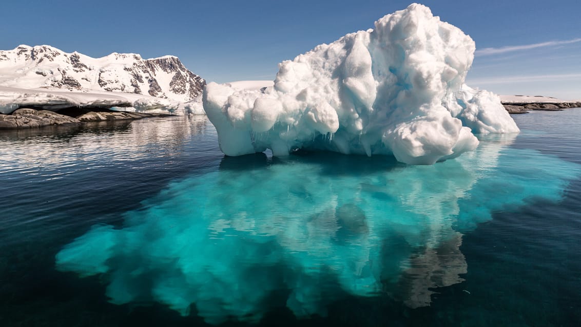 Cirka 1/10 del af isbjerget er over vandoverfladen, mens de resterende del er under vandetsoverflade på grund af isens massefylde