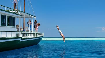Cruise rundt mellem atollerne på Maldiverne