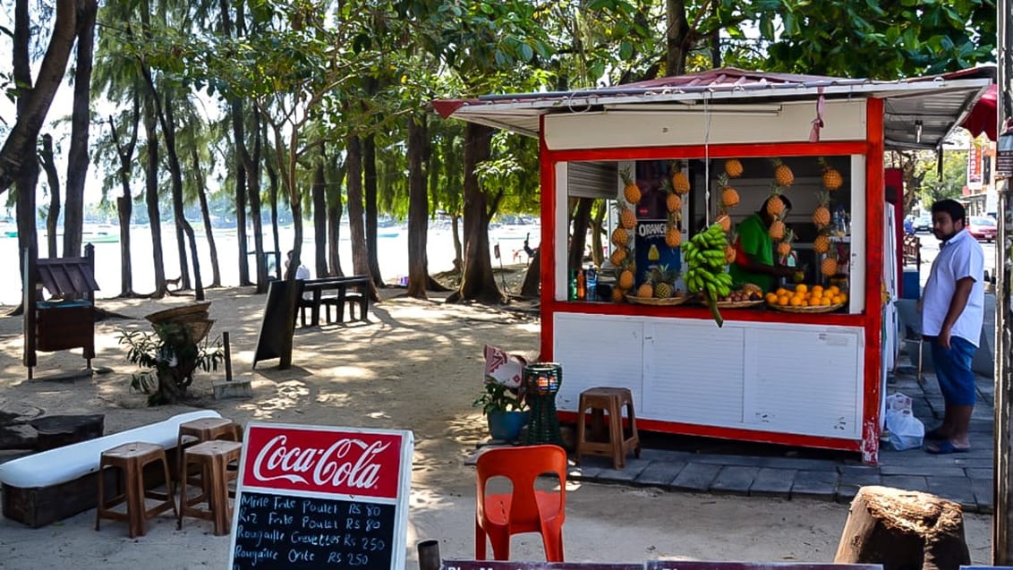 Lokalt liv og frugtstand i Grand Baie på Mauritius