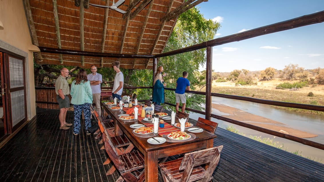 Afslapning og social samvær med udsigt på Mpala Safari Lodge