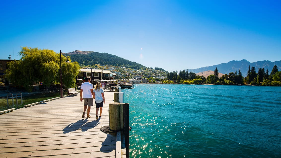 Queenstown ligger smukt ved bredden af Lake Wakatipu