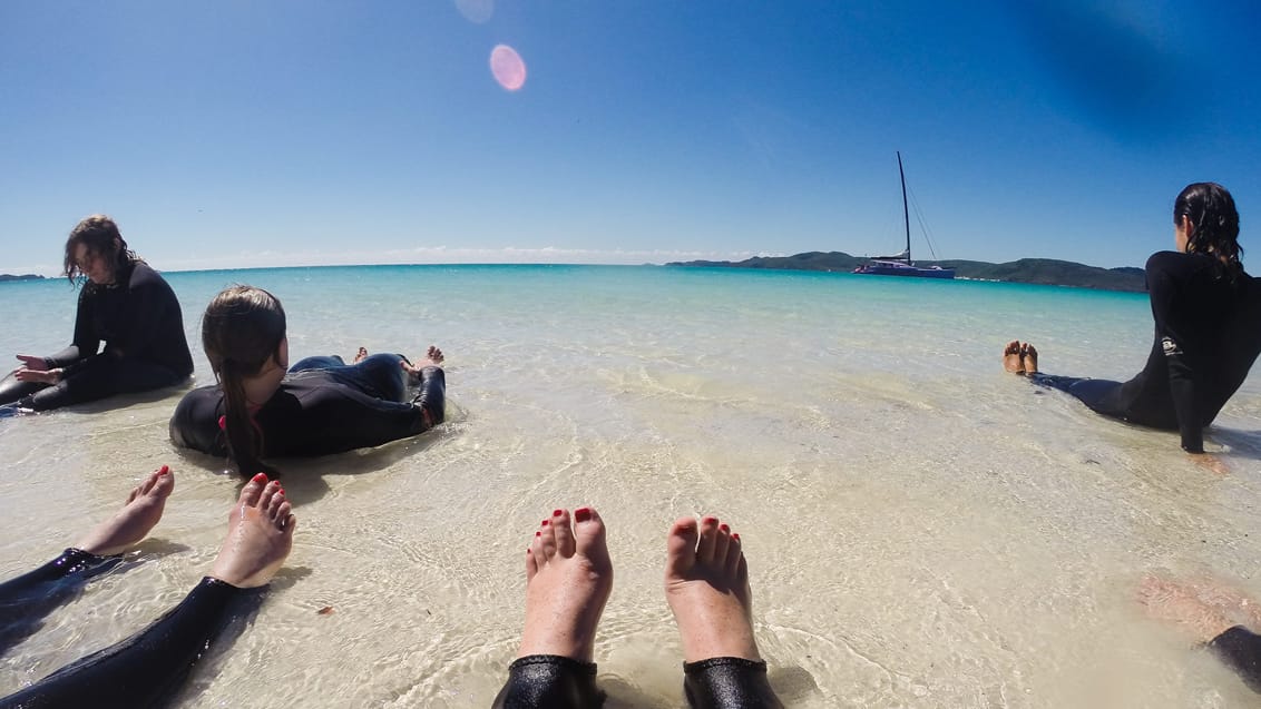 Afslapning i vandkanten, Whitehaven Beach, Whitsunday Islands