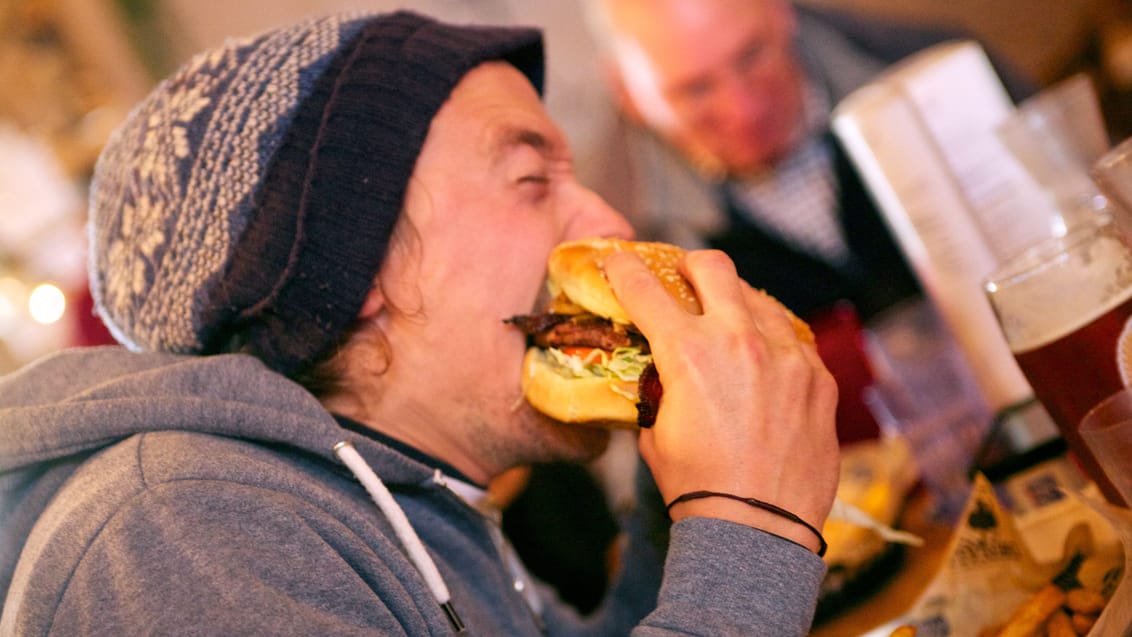 Få en god amerikansk burger og evt. et krus øl på 49th State Brewing Co.