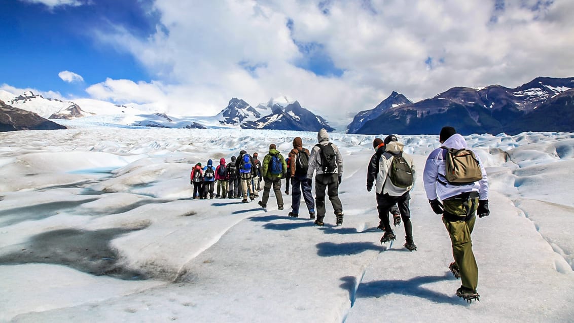 Tag på gletsjervandring på det enorme Moreno Glacier
