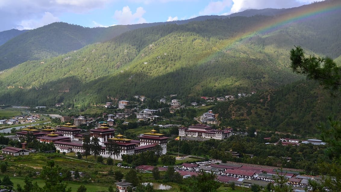 Regnbue over dal i Bhutan