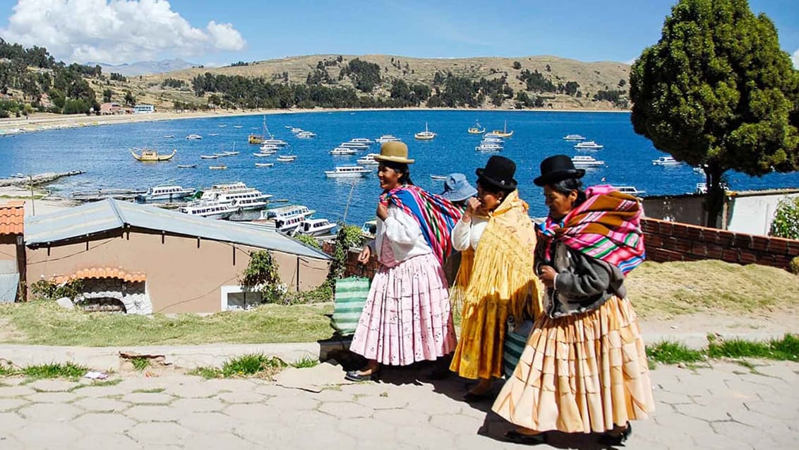 Tag med del lokale færge fra Copacabana til Isla del Sol ved Lake Titicaca. Denne del af søen er langt mindre turistet og der er masser af fantastiske vandreruter, ruiner og imødekommende lokale