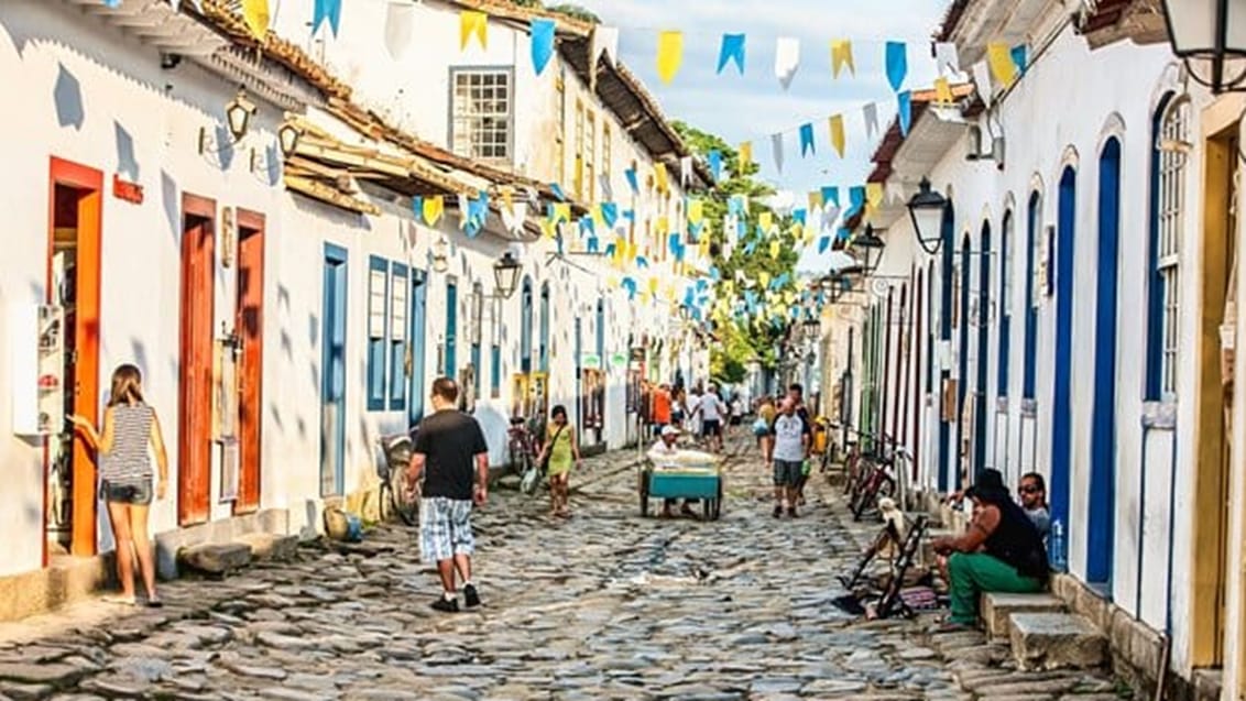 De hyggelig brusstensbelagte gader i Paraty