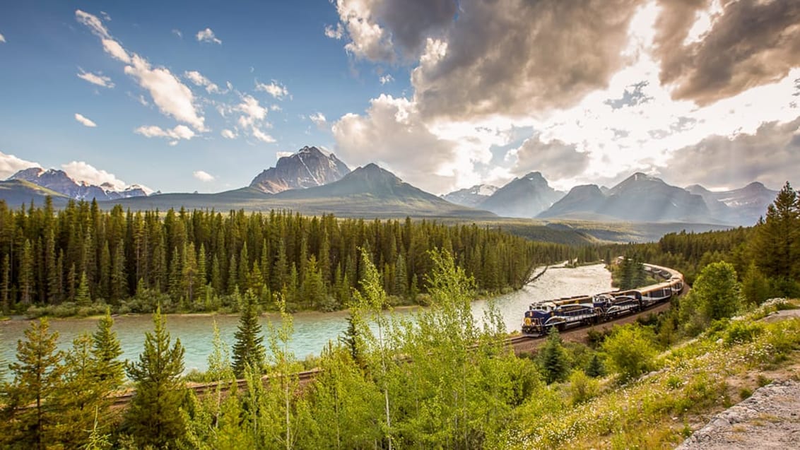 En rejse med Rocky Mountaineer er en fantastisk togrejse som udover smuk natur også byder på forkælelse med gastronomi, design og eminent service.