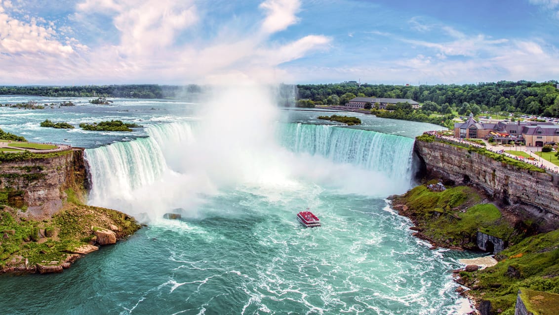 Du kan opleve imponerende Niagara Falls til lands, til vands eller fra luften