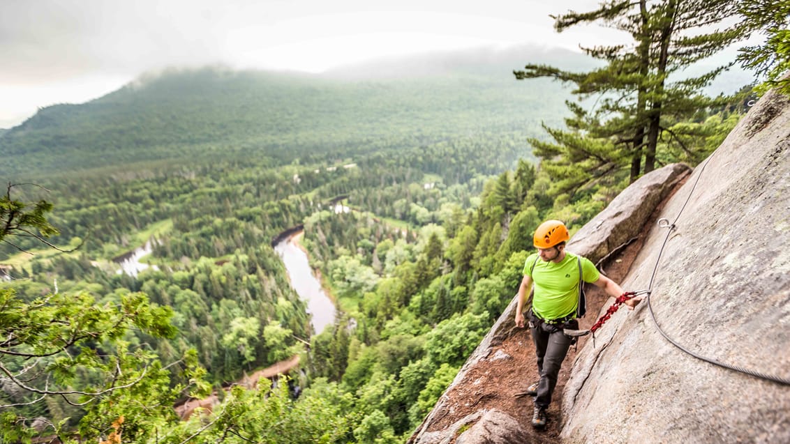 For de eventyrlystne venter der adrenalinrush på Via Ferrata du Diable - en adventure rute via bjergsider og kabelbroer ved Mont-Tremblant