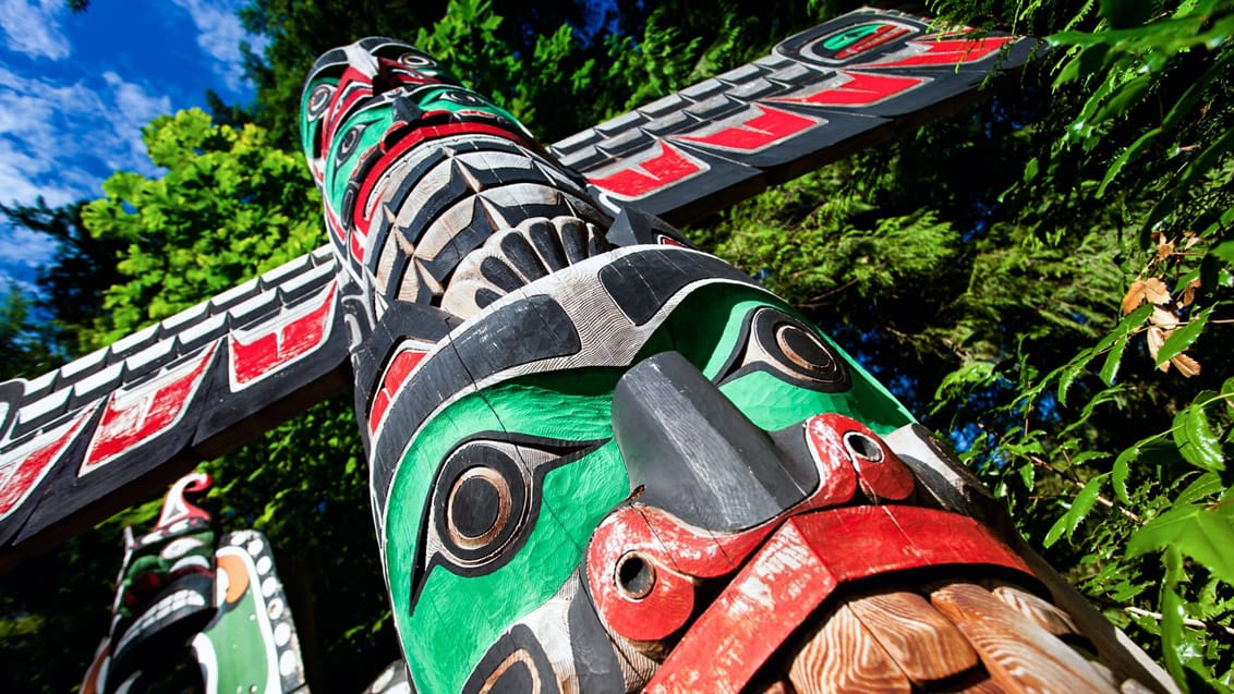 Se de smukke totempæle og lær om de lokale indianerstammer levede i den Canadiske natur i f.eks. Prince Rupert og flere steder på Vancouver Island