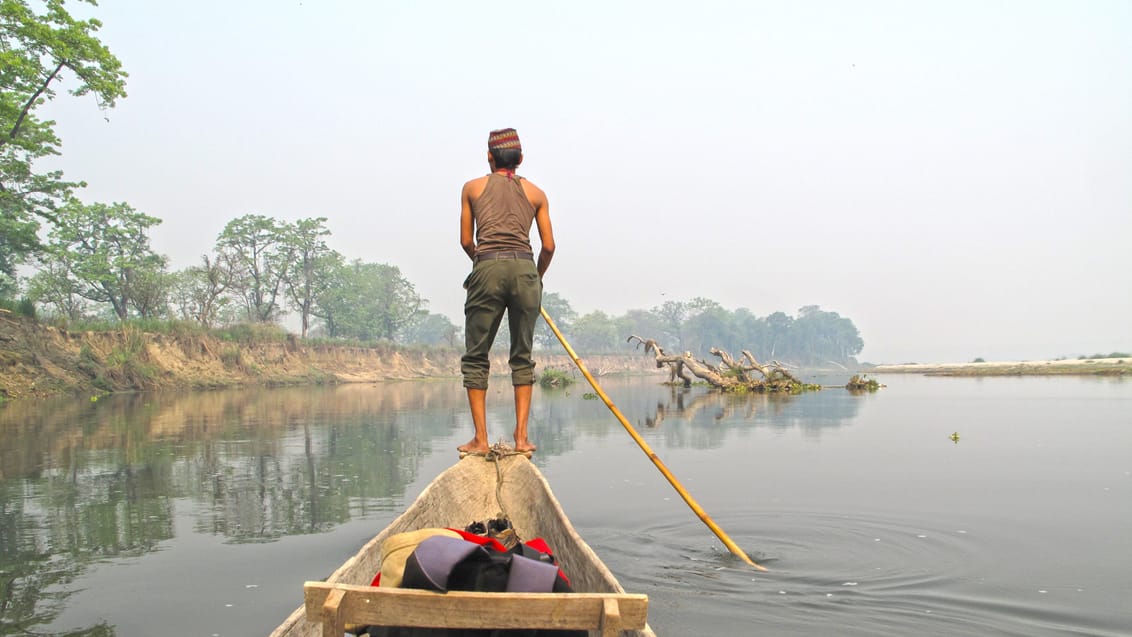 En kano tur i Chitwan giver dig mulighed for at spotte dyr i fantastisk smukke og rolig omgivelser