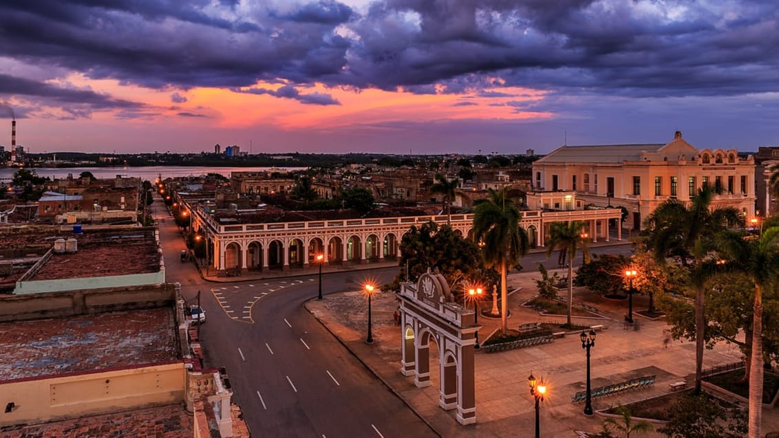 Udsigt over Cienfuegos efter ved solnedgang