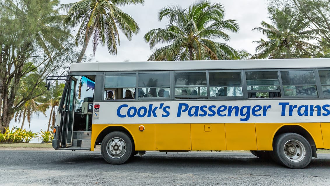 Det er nemt at komme omkring på Rarotonga: tag busen eller lej en bil/scooter/cykel