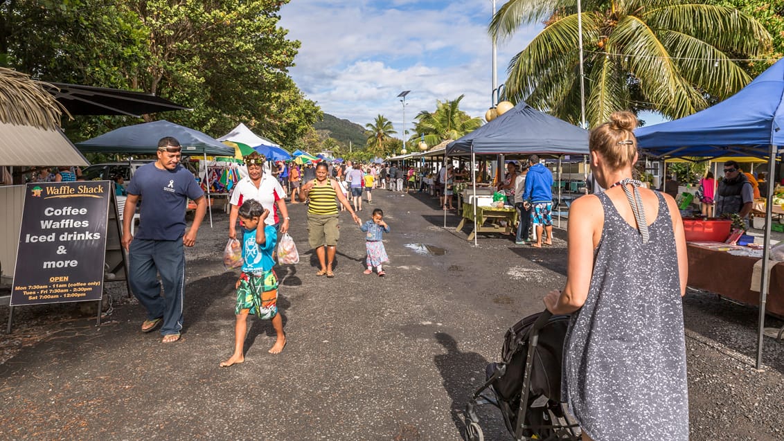 Tag på Punanga Nui Market på Rarotonga og smag på lokale specialiteter, som Ika (marineret fisk med kokosmælk)