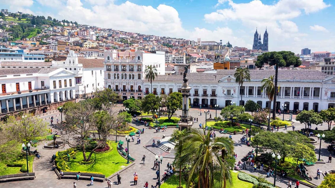 Hovedstaden Quito ligger smukt placeret i Andesbjergene i ca. 3.000 meters højde. Den gamle bydel byder på flotte historiske spanske kirker, brostensbelagte gader og masser af museer