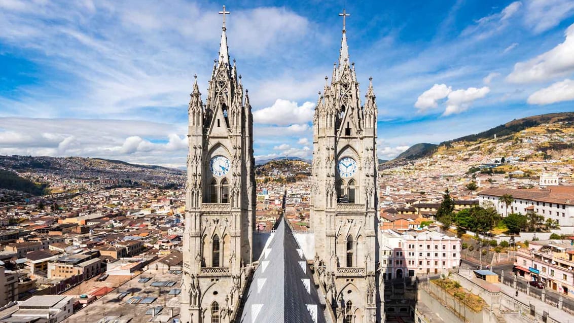 Hovedstaden Quito ligger smukt placeret i Andesbjergene i ca. 3.000 meters højde. Den gamle bydel byder på flotte historiske spanske kirker, brostensbelagte gader og masser af museer