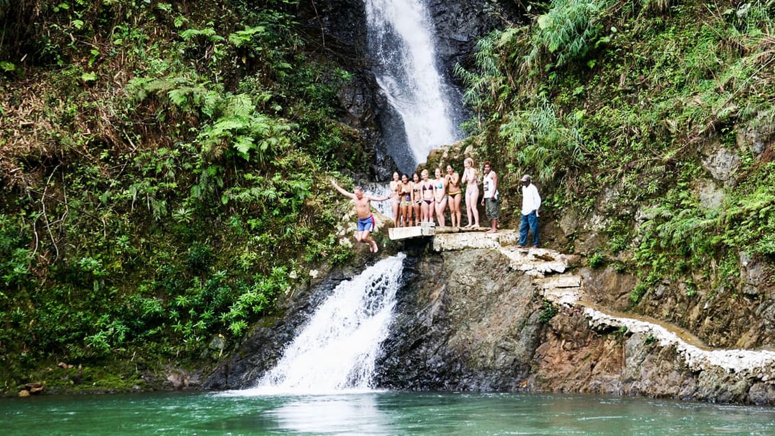 Svøm i vandfald i Fijis jungle