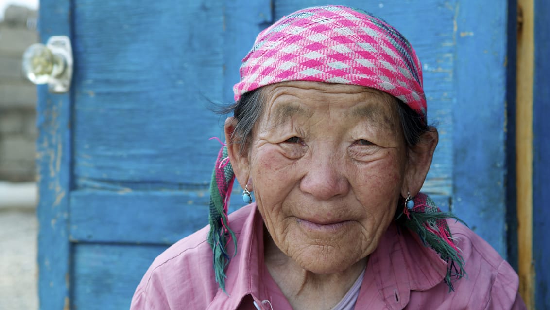Ældre kvinde i byen Dalanzadgad