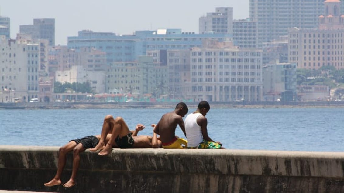 Afslapning på havnepromenaden Malecón i Havana