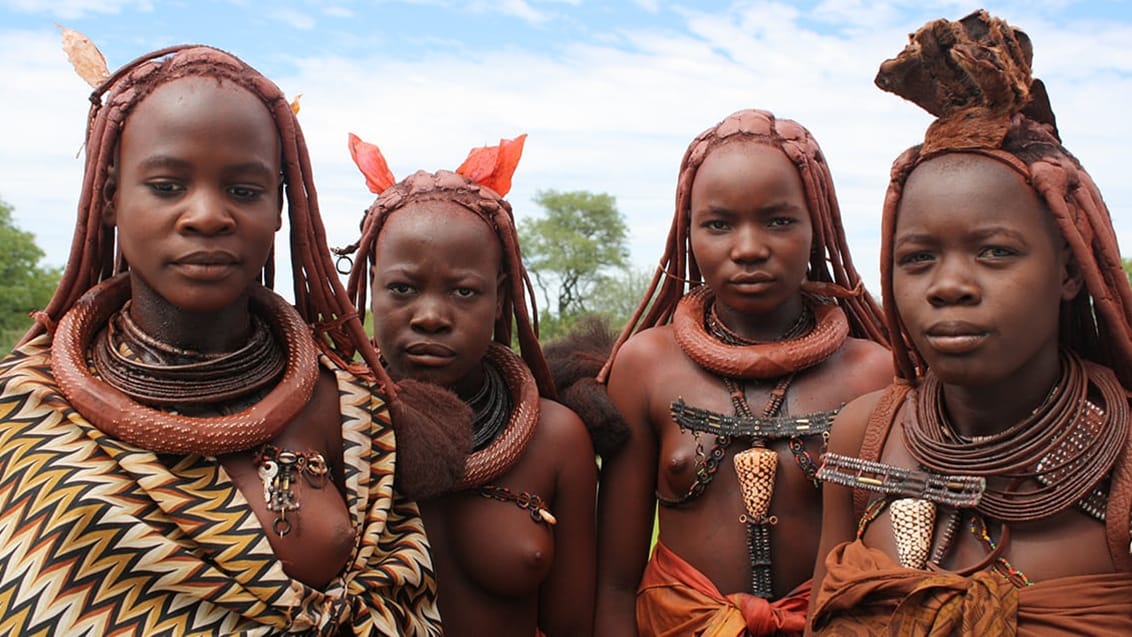 Himba piger på udkig efter et lift, Namibia