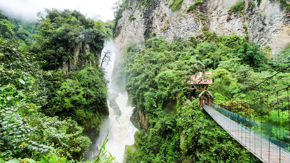 Vandfald i Amazonjunglen i Ecuador