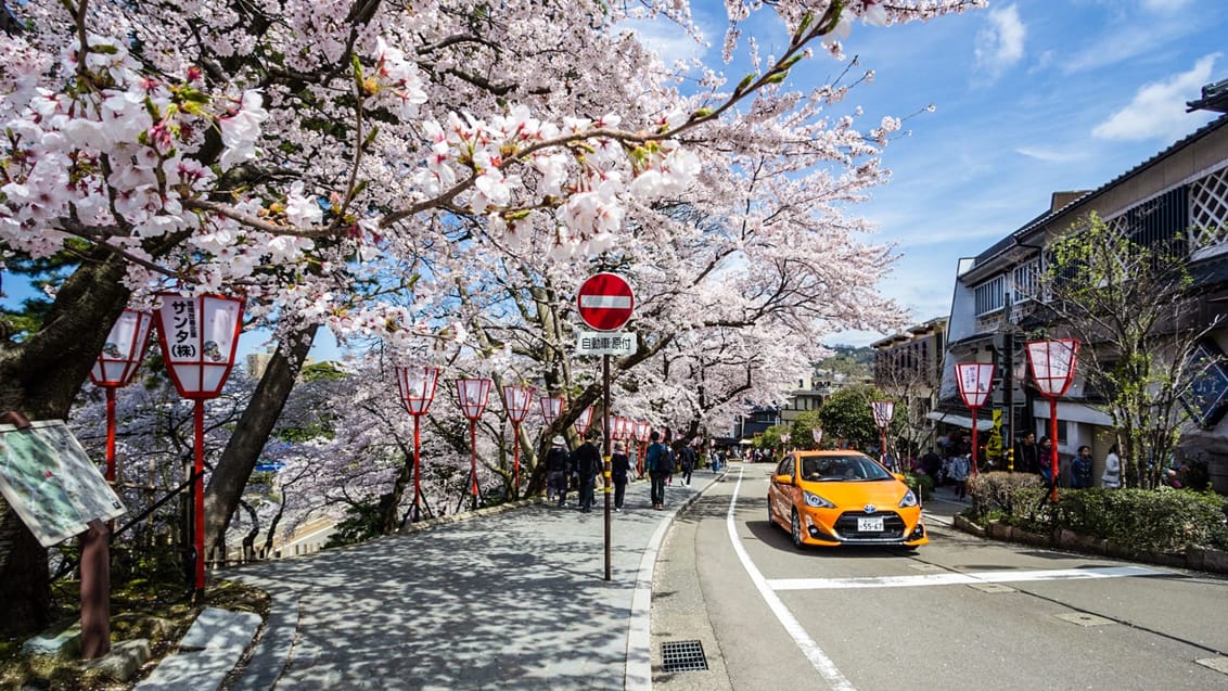 Med en bil kommer du nemt og billigt rundt i Japan