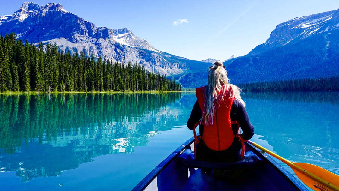 Slå et smut forbi Emerald Lake i Yoho Nationalpark og tag på opdagelse i kano