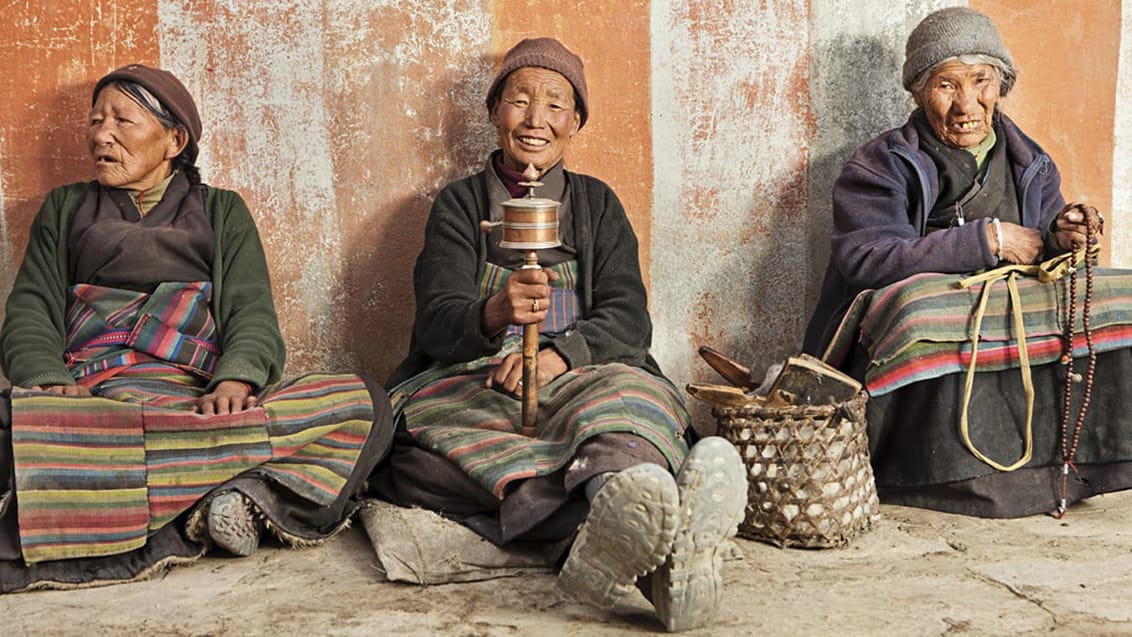 Bedende pilgrim ved Jokhang templet i Lhasa