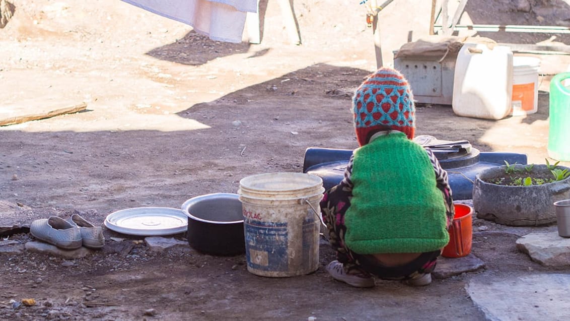 Lille pige vasker hænder, Tibet