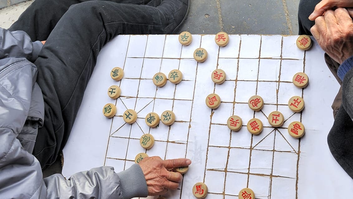 Lokale kinesere spiller brætspil