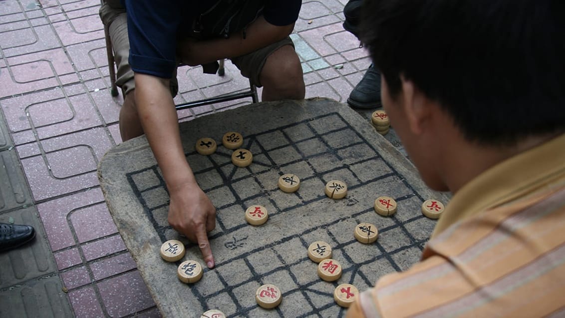 Lokale kinesere spiller brætspil