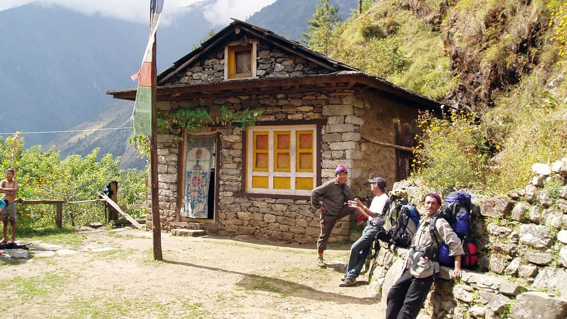 Tid et et lille pause i solen på vejen ned mod Lukla