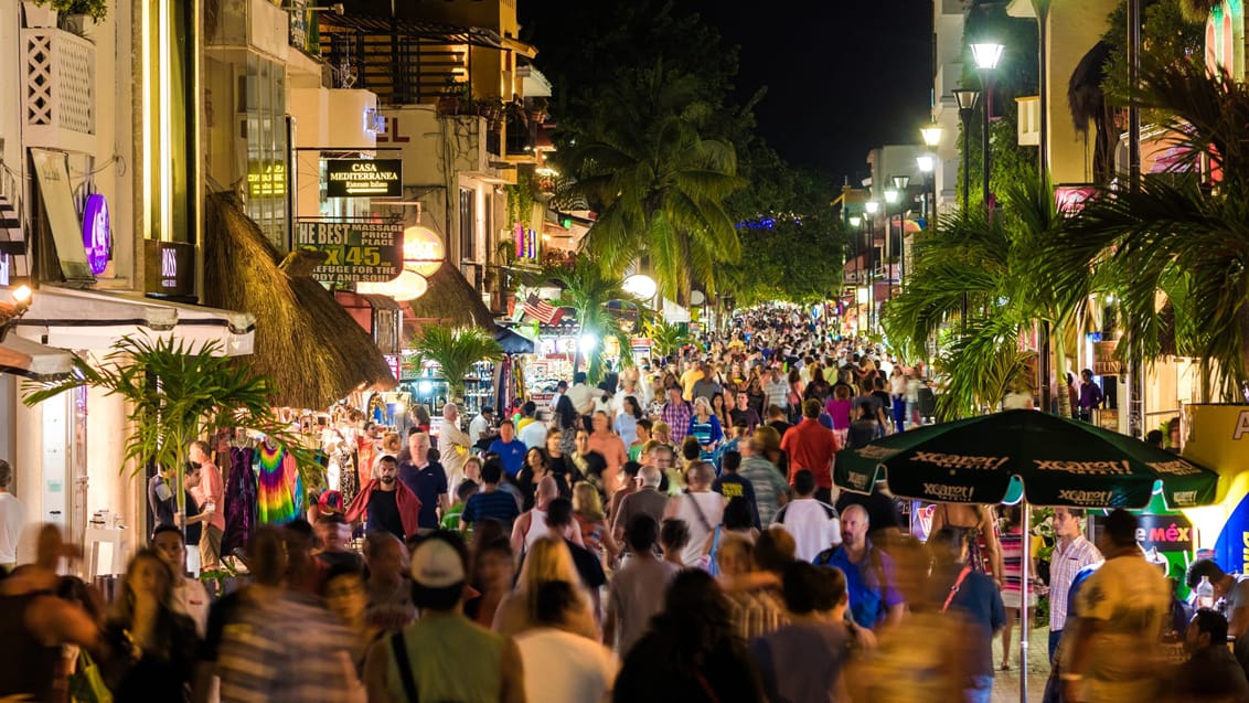 En travl aften på Avenida 5 i Playa del Carmen