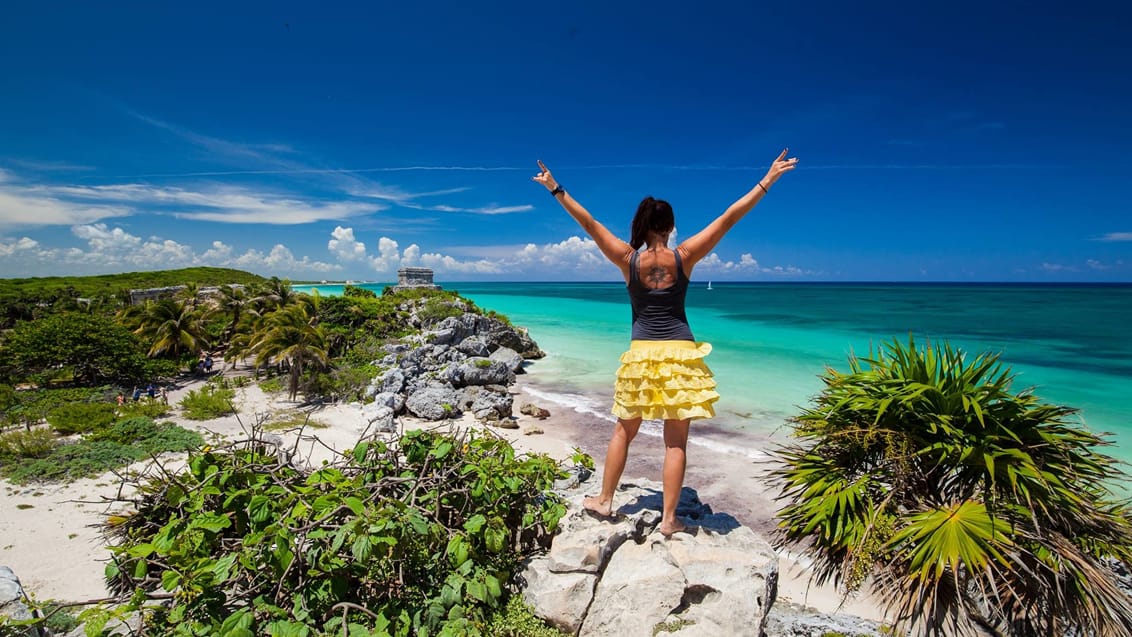 Den smukke kyst i Tulum, med mayaruinerne i baggrunden