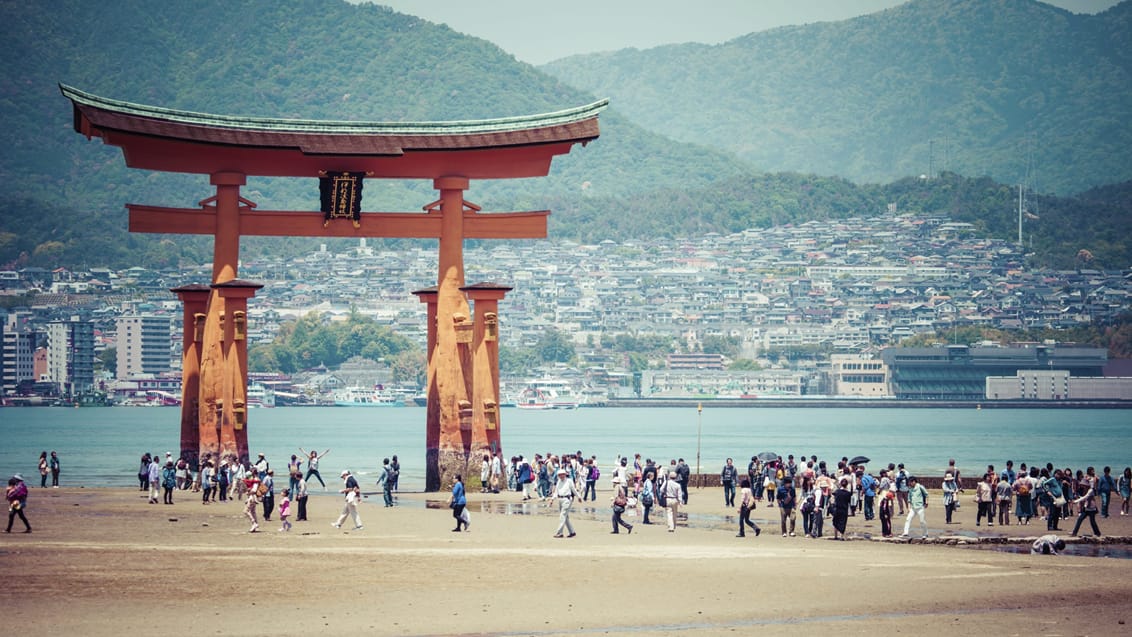 Den gigantiske torii på øen Miyajima. Du kommer hertil med en færge fra Hiroshima