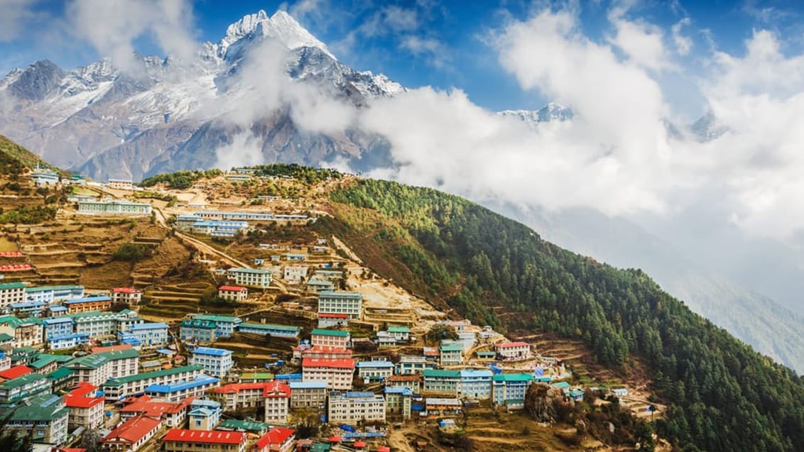 Du kommer forbi den gamle og charmerende handelsby i Everest, Namche Bazar