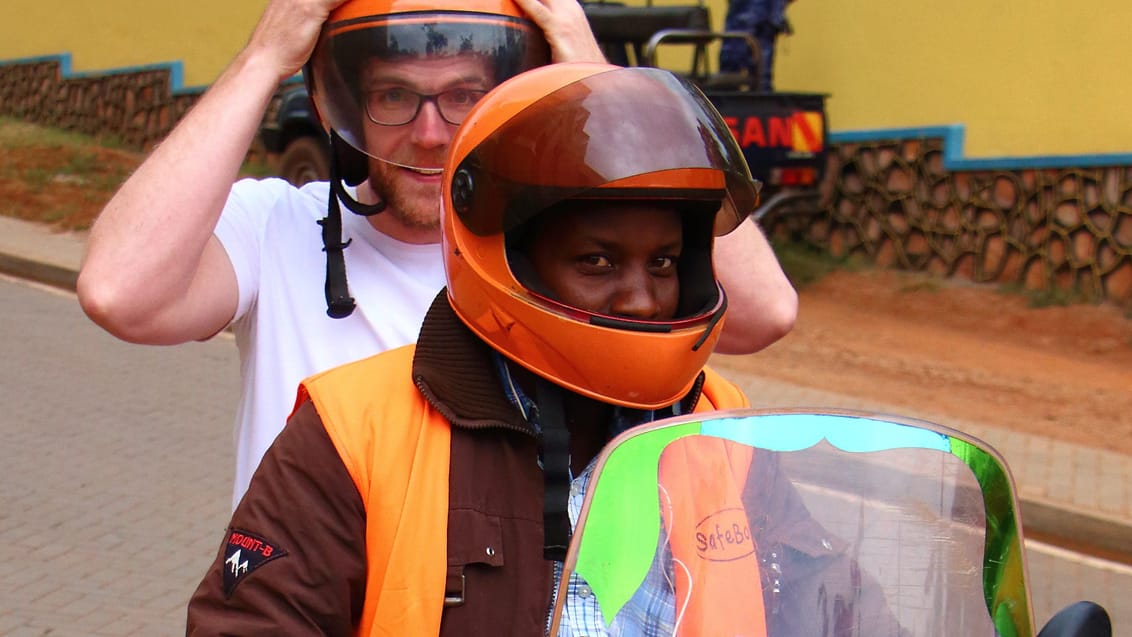 Oplev Kampala fra bagsædet af en Motorcykel
