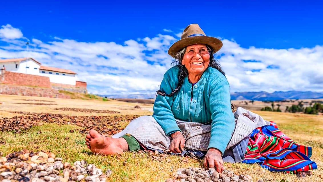 Overalt i Peru oplever du lokale i deres farverige klæder som kendetegner denne del af Sydamerika