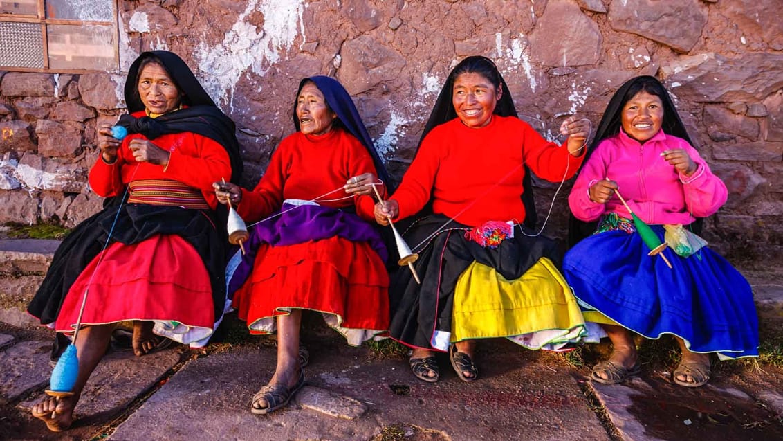 Lokale kvinder på Taquile Island ved Lake Titicaca