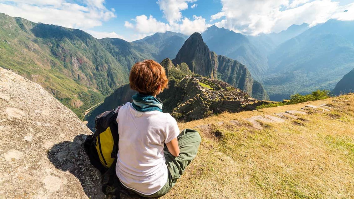 Machu Picchu ligger på en bjergkam i 2.057 meters højde over Urubamba-dalen cirka 80 km fra Cuzco i det sydlige Peru