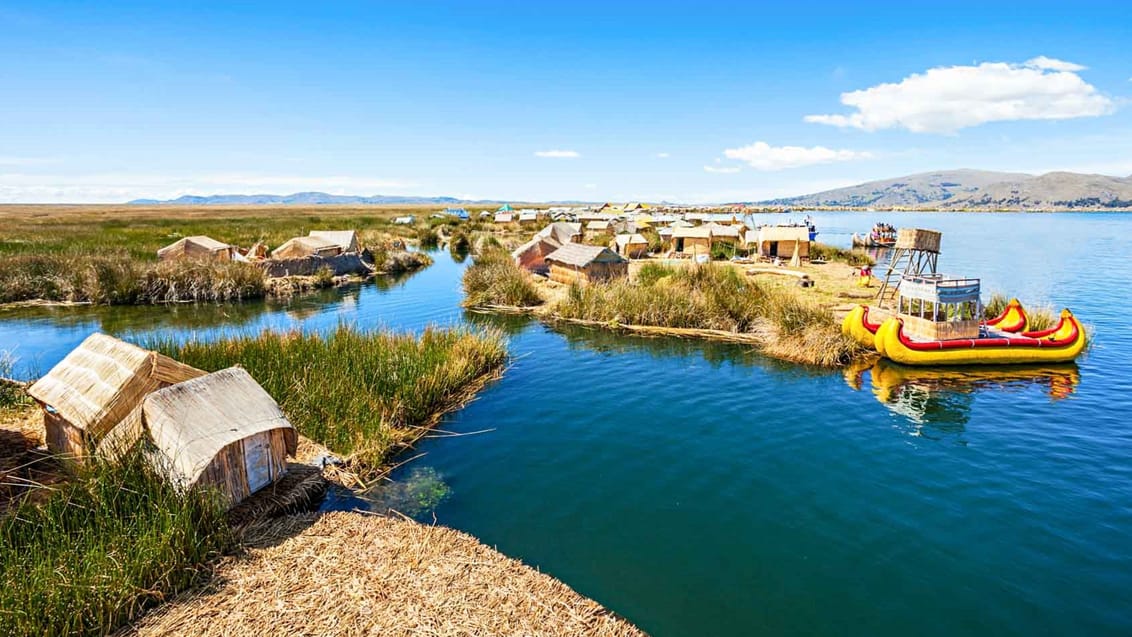 På sivøerne ved Lake Titicaca bor Uro folket i huse af siv og sejler i sivbåde