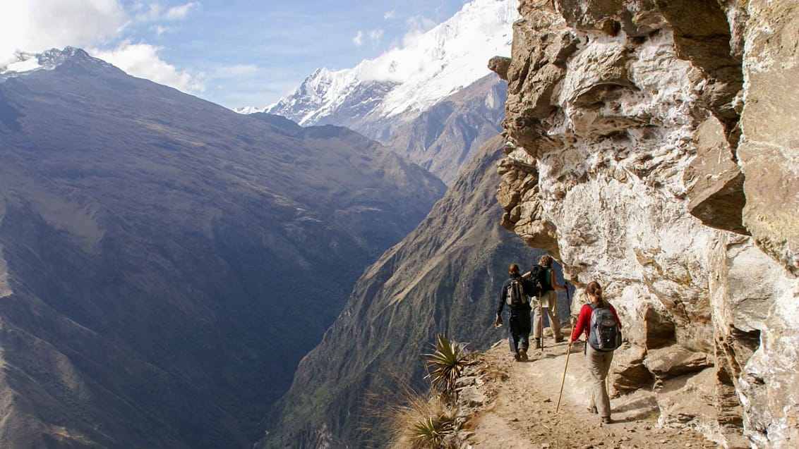 Inkarigets vejnet bestod i dets storhedstid stisystem som strakte sig over 23.000 kilometer. Stierne var til gavn for datidens sendebud, også kaldet chasquis, som også gik ruten Choquequirao til Machu