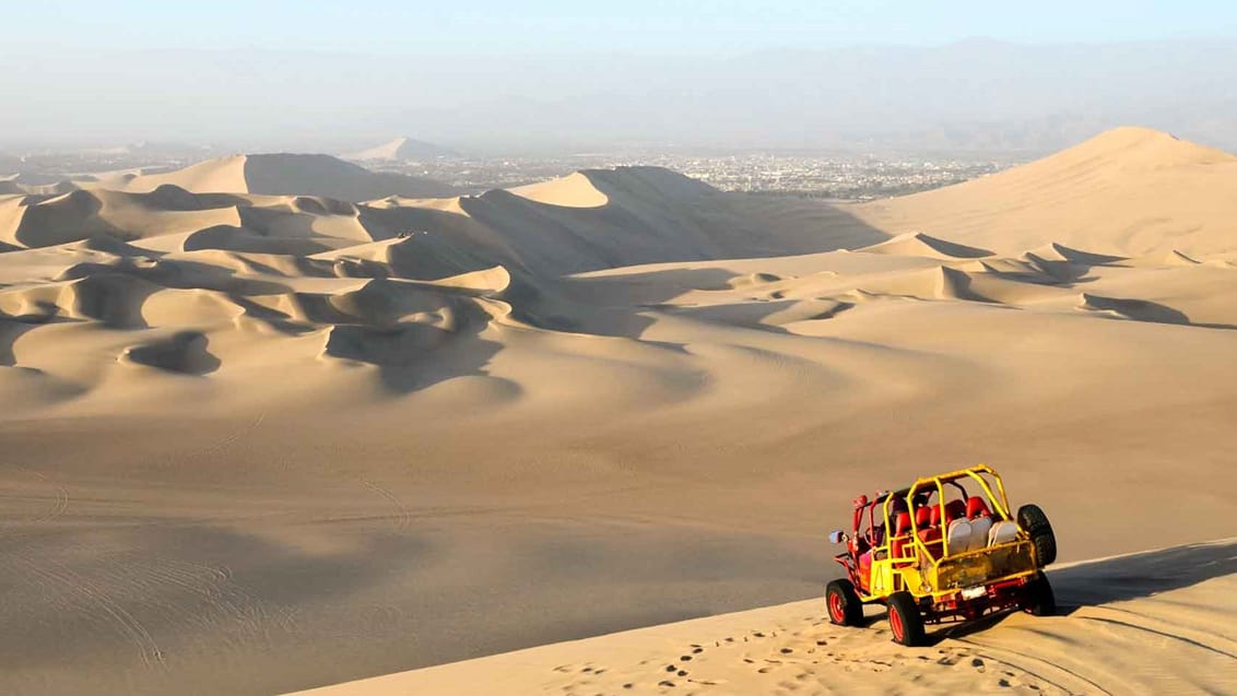 Du kan sandboarde eller køre buggy-biler i de enorme sandklitter ved Ica