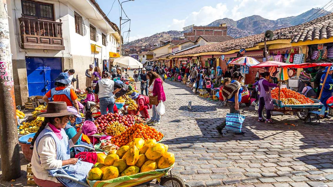 På frugtmarked i Cuzco kan du få de lækreste smoothies og juices