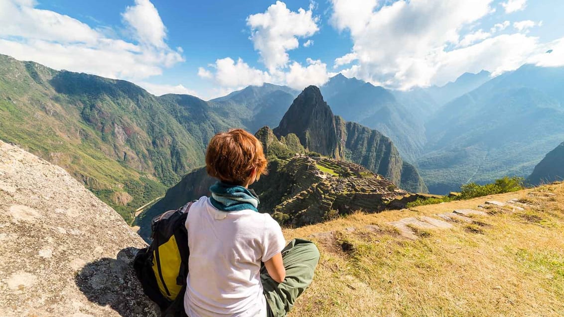 Machu Picchu ligger på en bjergkam i 2.057 meters højde over Urubamba-dalen cirka 80 km fra Cuzco i det sydlige Peru