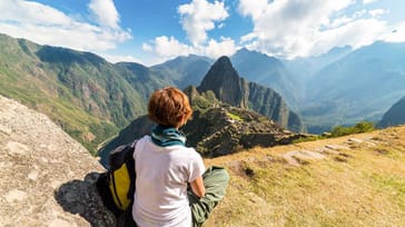 Machu Picchu ligger på en bjergkam i 2.057 meters højde over Urubamba-dalen cirka 80 km fra Cuzco i det sydlige Peru