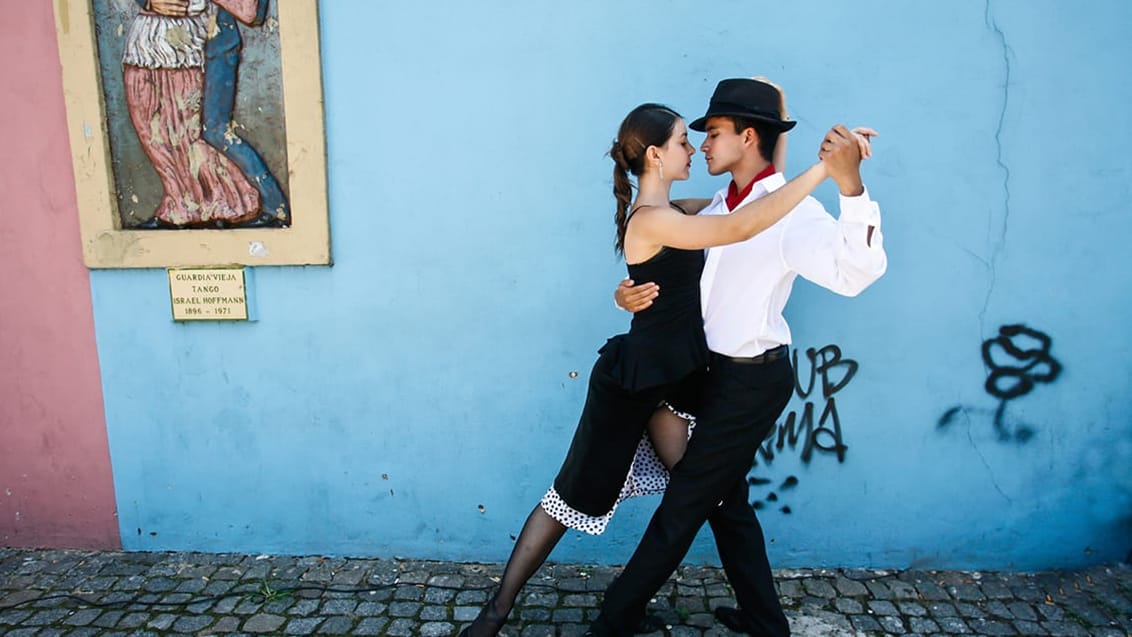 Et tangoshow er også et must i Buenos Aires. Tango dukkede først op i slutningen af det 19. århundrede som et miks af forskellige rytmer, der blev danset i fattige nabolag
