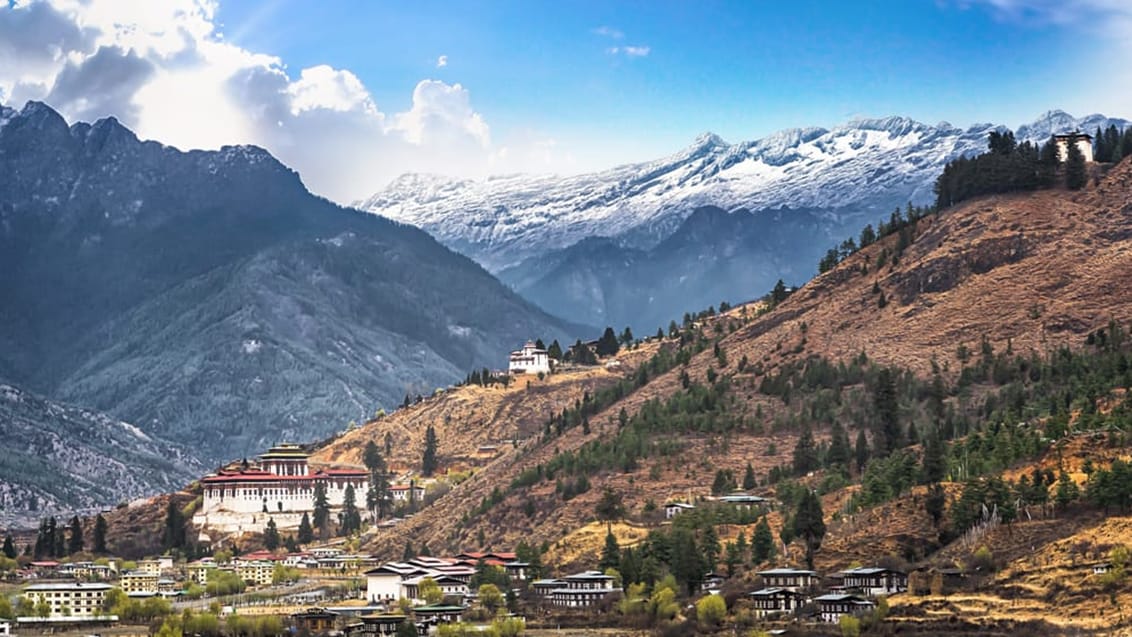 Thimphu med Himalaya bjerge i baggrunden