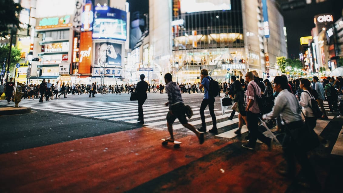 Lyskrydset ved Shibuya togstation i Tokyo går for at være en af verdens travleste. I myldretiden krydser flere tusinder mennesker krydset, når der bliver grønt